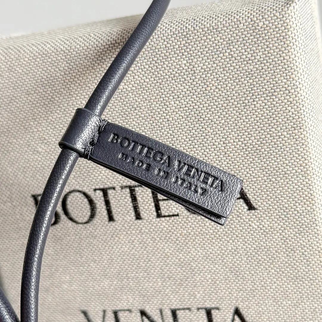 Batch 420 Let’s see what new cute little thing BV has released~ It’s this letter pendant, which is different from the puppy pendant. The weaving of this letter is more three-dimensional, and the material is very solid, and it is not easy to deform even if it is folded. Style number: T